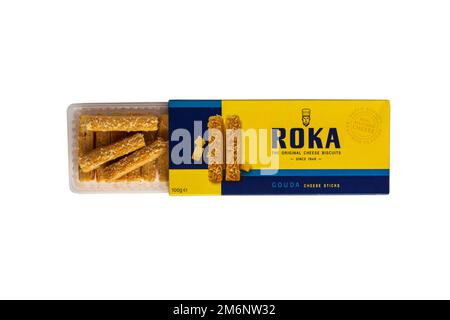 Boîte de bâtonnets de fromage Roka Gouda les biscuits au fromage originaux ont ouvert pour montrer le contenu isolé sur fond blanc Banque D'Images