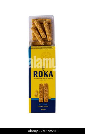 Boîte de bâtonnets de fromage Roka Gouda les biscuits au fromage originaux ont ouvert pour montrer le contenu isolé sur fond blanc Banque D'Images