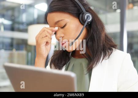 Maux de tête, anxiété et centre d'appels femme sur ordinateur portable avec télémarketing stress, échec ou problème de santé mentale. Dépression, épuisement ou technique fatigué Banque D'Images