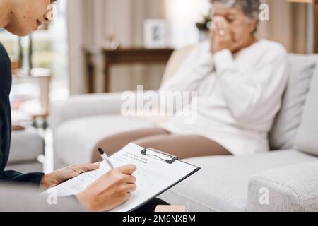 Psychologue, consultant ou vieille femme qui pleure en counseling avec un thérapeute écrivant des notes dans la conversation. Stressé, liste de contrôle ou expert en psychologie Banque D'Images