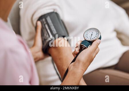 Pression artérielle, hypertension et infirmière avec le patient pour vérifier le diabète, consultation et service de santé en clinique. Gros plan mains de femme médecin Banque D'Images