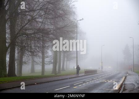 Dundee, Tayside, Écosse, Royaume-Uni. 5th janvier 2023. Météo au Royaume-Uni : le nord-est de l'Écosse connaît des conditions brumeuses, avec des températures atteignant 5 °C. Le brouillard épais qui a blanchi Ardler Village à Dundee est dû à l'arrivée de conditions douces, qui se dissipe plus tard dans la journée, apportant un temps plus lumineux. Crédit : Dundee Photographics/Alamy Live News Banque D'Images