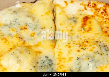 Pizza dans une boîte en carton isolée sur un fond blanc. Vue de dessus de l'emballage de pizza. Des plats délicieux, juteux et savoureux. En-cas rapide. Mauvaise restauration rapide Banque D'Images