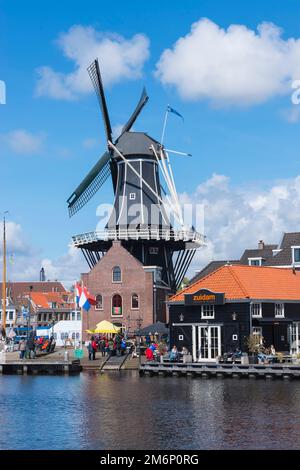 Moulin à vent de Adriaan le long de la rivière Spaarne, Haarlem, pays-Bas Banque D'Images