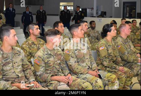 Les gardes nationaux de l’armée et de l’air du Texas assistent à la séance d’information de bienvenue à l’ouverture de la compétition du meilleur guerrier du département militaire du Texas cette année au camp Swift, au Texas, au 3 mai 2022. La compétition de trois jours met au défi les militaires sur les connaissances militaires professionnelles, la stratégie de tir, le parcours d’obstacles et la navigation terrestre. La compétition de trois jours met au défi les militaires sur les connaissances militaires professionnelles, la stratégie de tir, le parcours d’obstacles et la navigation terrestre. Les lauréats de l’Armée de terre de cet événement représenteront le Texas à la compétition du meilleur guerrier de la région V de la Garde nationale. (Photo par Adjudant Banque D'Images