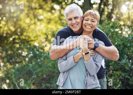 Nature, amour et homme embrassant sa femme avec soin, bonheur et affection pendant une promenade en plein air. Joyeux, romantique et portrait d'un couple senior Banque D'Images
