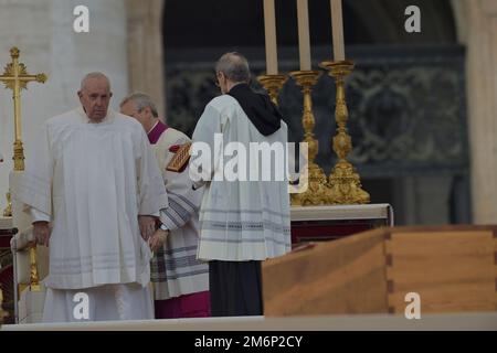 Vatican. 05th janvier 2023. Le pape François célèbre les funérailles du pape émérite Benoît XVI à Saint-Jean Place Pierre au Vatican sur 5 janvier 2023 Credit: dpa Picture Alliance/Alamy Live News Banque D'Images