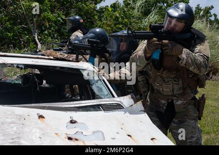 ÉTATS-UNIS Des aviateurs de la Force aérienne, avec l'escadron 736th des forces de sécurité, suivent des forces opposées lors d'un cours d'entraînement au combat à la base aérienne d'Andersen, à Guam (3 mai 2022). Le cours Agile combat Defender, présenté au début de cette année, a été conçu pour défier les membres des forces de sécurité avec des représentations plus réalistes des environnements déployés par des exercices sur le terrain. Banque D'Images