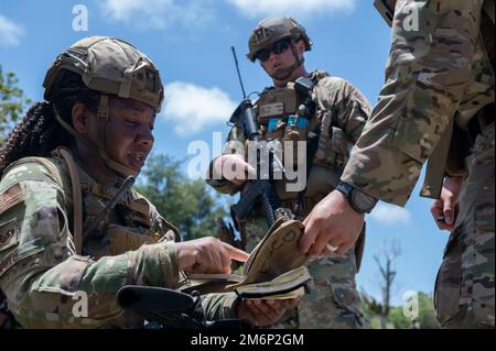 ÉTATS-UNIS Les aviateurs de la Force aérienne et de l'escadron 736th des forces de sécurité planifient leur prochain déplacement lors d'un cours d'entraînement au combat à la base aérienne d'Andersen, à Guam (3 mai 2022). Le cours Agile combat Defender, présenté au début de cette année, a été conçu pour défier les membres des forces de sécurité avec des représentations plus réalistes des environnements déployés par des exercices sur le terrain. Banque D'Images