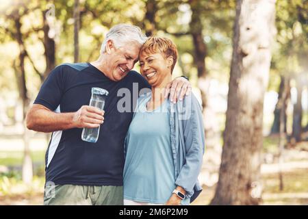 Fitness, drôle ou vieux couple d'amis dans la nature riant à une blague après l'entraînement, la marche ou l'entraînement. Bande dessinée, soutien ou bonne femme senior collage Banque D'Images