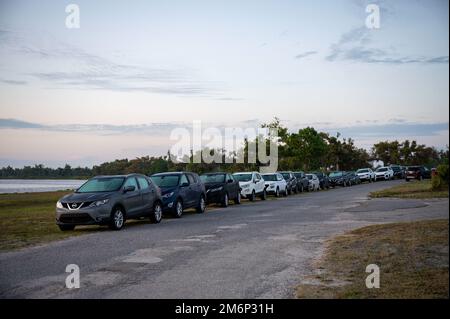 Des voitures de location sont mises en scène à Bonita Bay pour l'arrivée des participants au drapeau à damier 22-2 à la base aérienne de Tyndall, en Floride, au 3 mai 2022. Le drapeau à damiers est un exercice aérien de grande force tenu à Tyndall qui favorise la préparation et l'interopérabilité par l'incorporation d'avions de génération 4th et 5th pendant l'entraînement de combat aérien. La itération de l'exercice de 22-2 a eu lieu 9-20 mai 2022. Banque D'Images