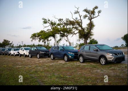 Des voitures de location sont mises en scène à Bonita Bay pour l'arrivée des participants au drapeau à damier 22-2 à la base aérienne de Tyndall, en Floride, au 3 mai 2022. Le drapeau à damiers est un exercice aérien de grande force tenu à Tyndall qui favorise la préparation et l'interopérabilité par l'incorporation d'avions de génération 4th et 5th pendant l'entraînement de combat aérien. La itération de l'exercice de 22-2 a eu lieu 9-20 mai 2022. Banque D'Images