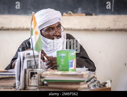 Ahmed Alasa, directeur de l'école de Gofat est, écoute un interprète de l'équipe des affaires civiles du Groupe expéditionnaire aérien de 409th, au cours d'une discussion sur l'impact positif d'un accès accru à l'eau, Agadez, Niger, 3 mai 2022. Le Niger est un partenaire vital des États-Unis AFRICOM, ÉTATS-UNIS Air Forces Africa, et l'AEG de 409th pour le maintien des opérations de maintien de la paix, l'aide humanitaire étrangère, le contrôle des maladies infectieuses et le renforcement des capacités des partenaires. Les relations établies au cours de ces événements offrent la possibilité d'un engagement et d'un partenariat accrus avec la communauté afin d'accroître la stabilité Banque D'Images