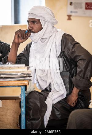 Ahmed Alasa, directeur de l'école de Gofat est, écoute un interprète lors d'une discussion avec l'équipe des affaires civiles du Groupe expéditionnaire aérien de 409th dans sa maison d'école, située juste au nord d'Agadez, au Niger, au sujet de l'impact positif d'un accès accru à l'eau, 3 mai 2022. Le Niger est un partenaire vital des États-Unis AFRICOM, ÉTATS-UNIS Air Forces Africa, et l'AEG de 409th pour le maintien des opérations de maintien de la paix, l'aide humanitaire étrangère, le contrôle des maladies infectieuses et le renforcement des capacités des partenaires. Les relations établies au cours de ces événements offrent la possibilité d'un engagement et d'une participation accrus Banque D'Images