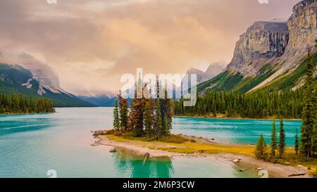 Spirit Island, lac Maligne, parc national Jasper, Alberta, Canada. Rocheuses canadiennes Banque D'Images