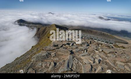 Une vue aérienne du sommet rocailleux de Snowdon dans les nuages blancs moelleux Banque D'Images