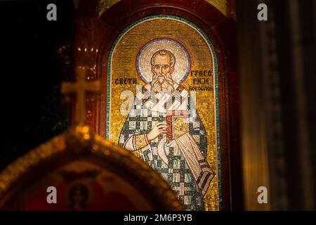 Belgrade, Serbie - 20 décembre 2022 : fresque en mosaïque de Grégoire le théologien alias Grégoire de Nazianzus à Saint Temple de Sava à Belgrade. Il était un Banque D'Images