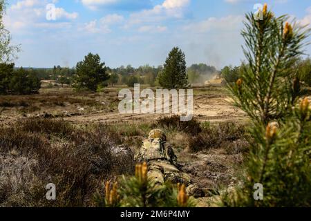 A ÉTATS-UNIS Un soldat affecté au 1st Bataillon, 8th Infantry Regiment, 3rd Armored Brigade combat Team, 4th Infantry Division, assure la sécurité tandis qu'un véhicule de combat M2A3 Bradley s'engage avec une cible lors d'un exercice dans le cadre du Defender 22 à la zone d'entraînement d'Oberlaussitz, en Allemagne, au 3 mai 2022. Defender Europe 22 est une série d'États-Unis L'armée européenne et l'Afrique exercices de formation multinationaux en Europe de l'est. L'exercice démontre les États-Unis La capacité de l’armée européenne et de l’Afrique à mener des opérations de combat au sol à grande échelle sur plusieurs théâtres pour soutenir l’OTAN. Banque D'Images