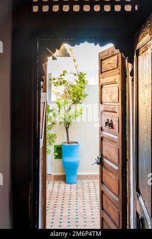 Porte ouverte en bois menant au toit du riad - maison urbaine traditionnelle en médina de Fès, Maroc, Afrique du Nord Banque D'Images