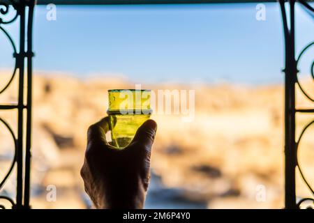 Verre pour thé à la menthe marocaine sur le fond de la vieille médina de Fès, pris de la maison, Maroc, Afrique du Nord Banque D'Images