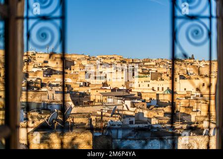 Fez medina vue à travers la fenêtre du riad avec grille décorative, Maroc, Afrique du Nord Banque D'Images