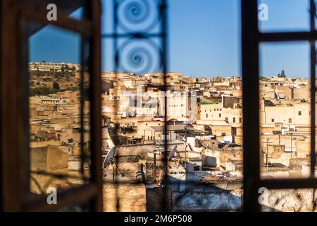 Fez medina vue à travers la fenêtre du riad avec grille décorative, Maroc, Afrique du Nord Banque D'Images