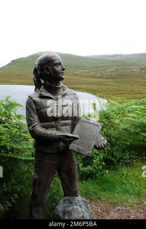 Statue en bronze d'une jeune géologue féminine sur le sentier du parc naturel Knockan Crag nature Trail Geopark, réserve naturelle nationale, North West Highlands. Banque D'Images