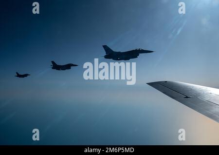 Trois faucons de combat F-16 affectés à l'escadron de combat 35th, à la base aérienne de Kunsan, en République de Corée, volent à côté d'un KC-135 affecté à l'escadron de ravitaillement aérien 909th, à la base aérienne de Kadena, au Japon, au-dessus du théâtre Indo-Pacific, à 3 mai 2022. Le réseau d’alliances et de partenariats de la Force aérienne demeure l’épine dorsale de la sécurité mondiale. Banque D'Images