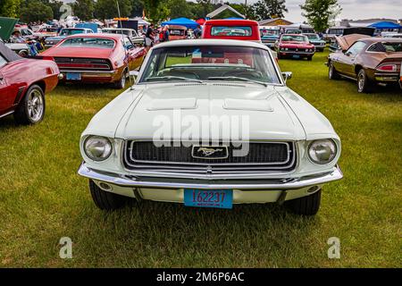 Iola, WI - 07 juillet 2022 : vue de face d'une Ford Mustang Hardtop coupé 1968 lors d'un salon de voiture local. Banque D'Images