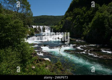 Une magnifique chute d'eau appelée strbacki buk sur la belle et propre rivière una en Bosnie-Herzégovine au milieu Banque D'Images