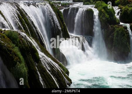 Une magnifique chute d'eau appelée strbacki buk sur la belle et propre rivière una en Bosnie-Herzégovine au milieu Banque D'Images