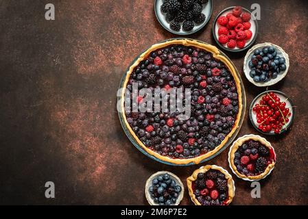 Tarte aux baies sucrées d'automne maison sur fond rustique sombre Banque D'Images