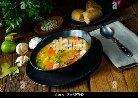 Soupe rustique aux petits pois avec bacon et saucisses Banque D'Images