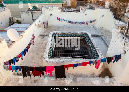 Séchage de vêtements sur la terrasse sur le toit d'une maison traditionnelle dans la médina arabe de Fès, Maroc, Afrique du Nord Banque D'Images