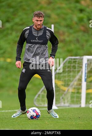 Le défenseur de Plymouth Argyle Dan Scarr (6) à bord du ballon lors de la session d'entraînement de Plymouth Argyle au terrain d'entraînement de Plymouth Argyle, Plymouth, Royaume-Uni, 5th janvier 2023 (photo de Stanley Kasala/News Images) Banque D'Images