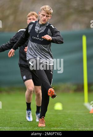 Le défenseur de Plymouth Argyle Saxon Earley (24) s'échauffe pendant la session d'entraînement de Plymouth Argyle au terrain d'entraînement de Plymouth Argyle, Plymouth, Royaume-Uni, 5th janvier 2023 (photo de Stanley Kasala/News Images) Banque D'Images