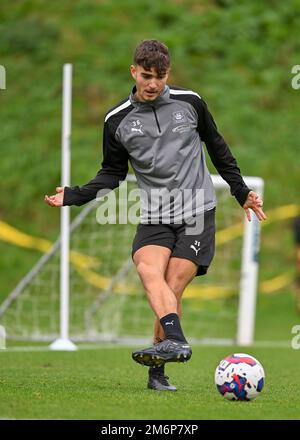 Le défenseur de Plymouth Argyle Finley Craske (36) à bord du ballon lors de la session d'entraînement de Plymouth Argyle au terrain d'entraînement de Plymouth Argyle, Plymouth, Royaume-Uni, 5th janvier 2023 (photo de Stanley Kasala/News Images) Banque D'Images