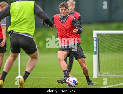 Le défenseur de Plymouth Argyle Finley Craske (36) à bord du ballon lors de la session d'entraînement de Plymouth Argyle au terrain d'entraînement de Plymouth Argyle, Plymouth, Royaume-Uni, 5th janvier 2023 (photo de Stanley Kasala/News Images) Banque D'Images