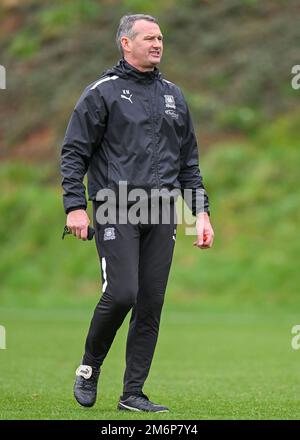 Plymouth Argyle Premier entraîneur d'équipe Kevin Nancekivell gestes, cris, pointage pendant la session d'entraînement de Plymouth Argyle au terrain d'entraînement de Plymouth Argyle, Plymouth, Royaume-Uni, 5th janvier 2023 (photo de Stanley Kasala/News Images) Banque D'Images