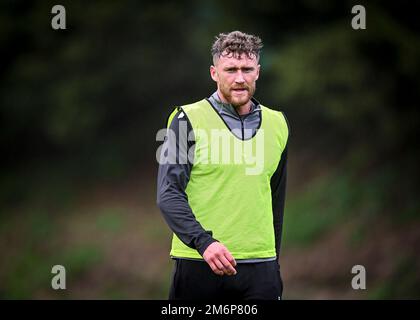 Le défenseur de Plymouth Argyle Dan Scarr (6) lors de la session d'entraînement de Plymouth Argyle au terrain d'entraînement de Plymouth Argyle, Plymouth, Royaume-Uni, 5th janvier 2023 (photo de Stanley Kasala/News Images) Banque D'Images