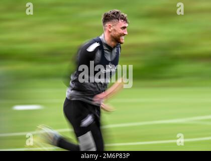 Le défenseur de Plymouth Argyle Dan Scarr (6) lors de la session d'entraînement de Plymouth Argyle au terrain d'entraînement de Plymouth Argyle, Plymouth, Royaume-Uni, 5th janvier 2023 (photo de Stanley Kasala/News Images) Banque D'Images