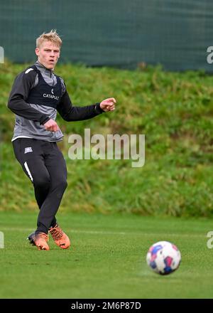 Le défenseur de Plymouth Argyle Saxon Earley (24) traverse le ballon lors de la session d'entraînement de Plymouth Argyle au terrain d'entraînement de Plymouth Argyle, Plymouth, Royaume-Uni, 5th janvier 2023 (photo de Stanley Kasala/News Images) Banque D'Images