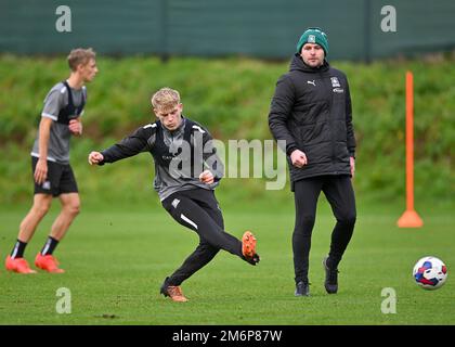 Le défenseur de Plymouth Argyle Saxon Earley (24) prend une séance de tournage lors de la session d'entraînement de Plymouth Argyle au terrain d'entraînement de Plymouth Argyle, Plymouth, Royaume-Uni, 5th janvier 2023 (photo de Stanley Kasala/News Images) Banque D'Images