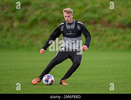 Le défenseur de Plymouth Argyle Saxon Earley (24) prend une séance de tournage lors de la session d'entraînement de Plymouth Argyle au terrain d'entraînement de Plymouth Argyle, Plymouth, Royaume-Uni, 5th janvier 2023 (photo de Stanley Kasala/News Images) Banque D'Images