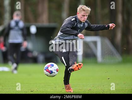 Le défenseur de Plymouth Argyle Saxon Earley (24) prend une séance de tournage lors de la session d'entraînement de Plymouth Argyle au terrain d'entraînement de Plymouth Argyle, Plymouth, Royaume-Uni, 5th janvier 2023 (photo de Stanley Kasala/News Images) Banque D'Images