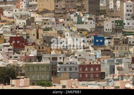 Vue panoramique sur les structures résidentielles colorées dans le quartier de Vegueta, ville de Las Palmas de Gran Canaria, îles Canaries, Espagne Banque D'Images