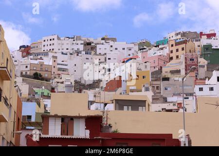 Vue panoramique sur les structures résidentielles colorées dans le quartier de Vegueta, ville de Las Palmas de Gran Canaria, îles Canaries, Espagne Banque D'Images
