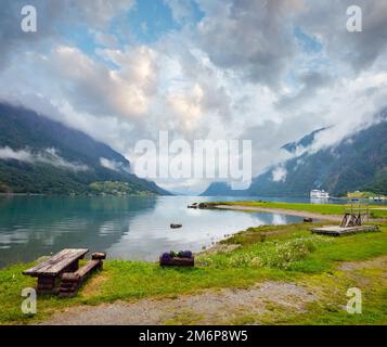 Fjord de Lustafjorden et montagnes été paysage nuageux, Norvège. Banque D'Images