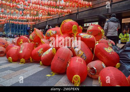 5 janvier 2023, Londres, Angleterre, Royaume-Uni : a rejeté les anciennes lanternes de Chinatown alors que les travailleurs en installent de nouvelles avant le nouvel an chinois. Cette année est l'année du lapin. (Image de crédit : © Vuk Valcic/ZUMA Press Wire) Banque D'Images