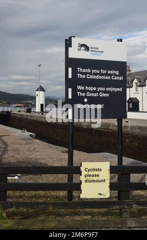 Panneau dans le bassin de Corpach à l'extrémité ouest du canal calédonien, près de fort William, Scottish Highlands. Banque D'Images